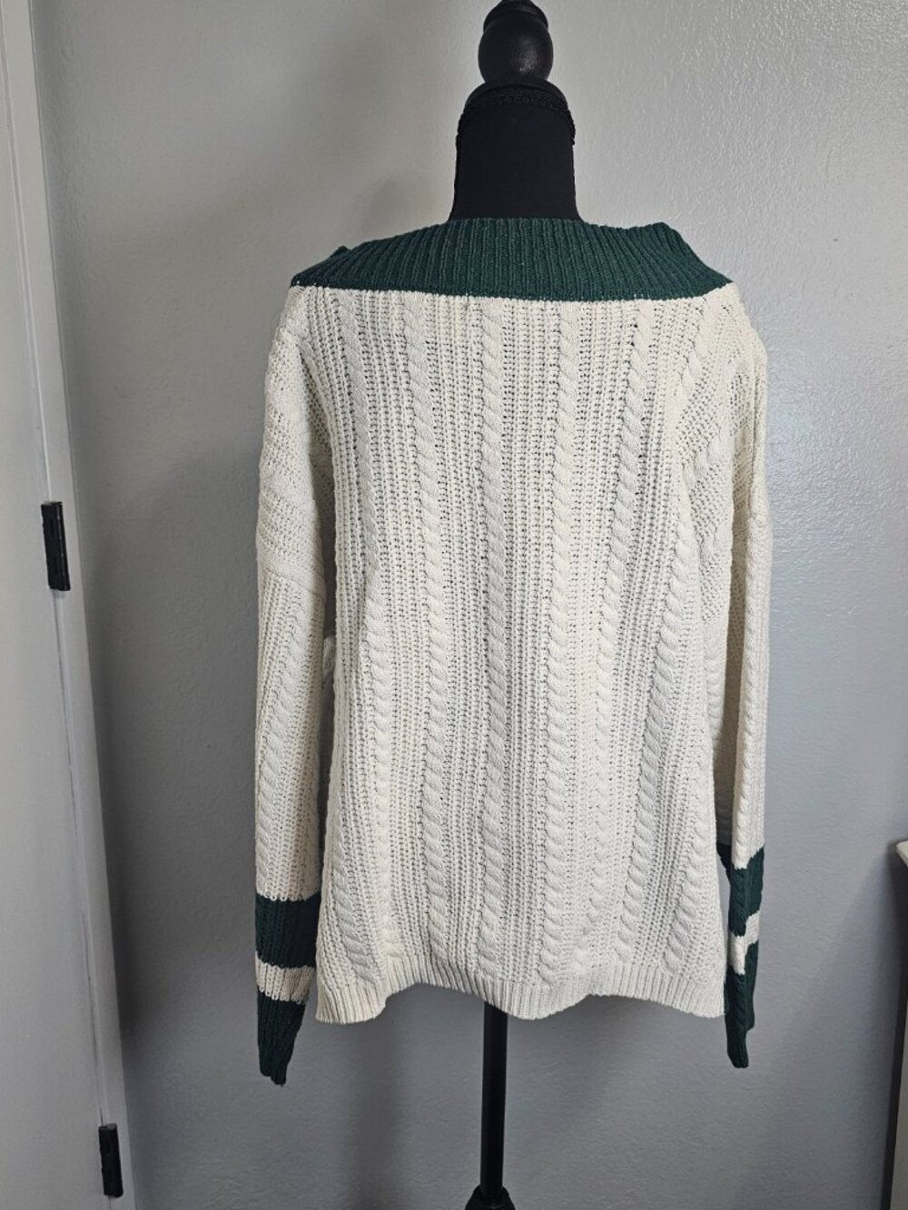 NEW Forever21 Cable Knit V-neck White and Green Oversized Sweater - Size Medium - Picture 3 of 7